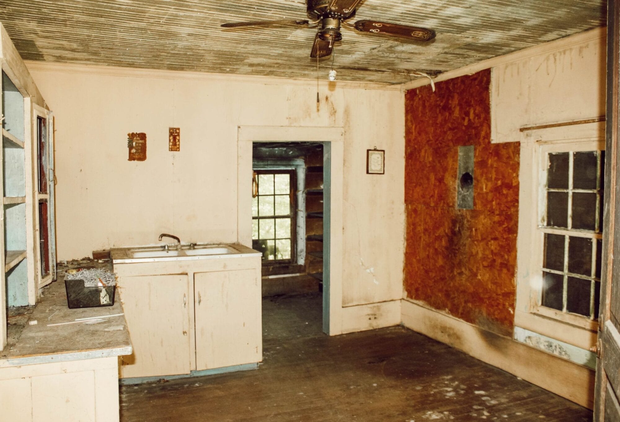 Tour \, image size:2000x1361