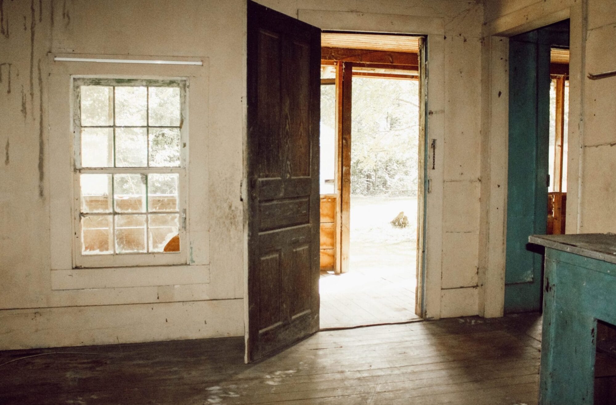 Tour \, image size:2000x1317