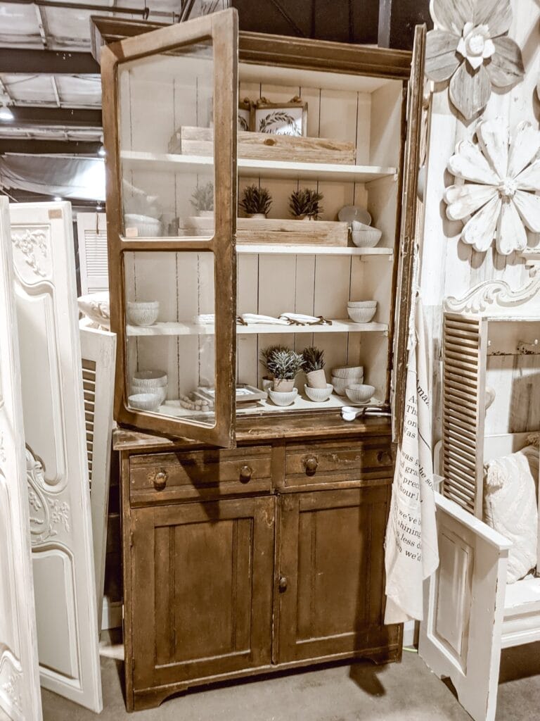 What to Expect at a Vintage Market Days Event - White and Woodgrain