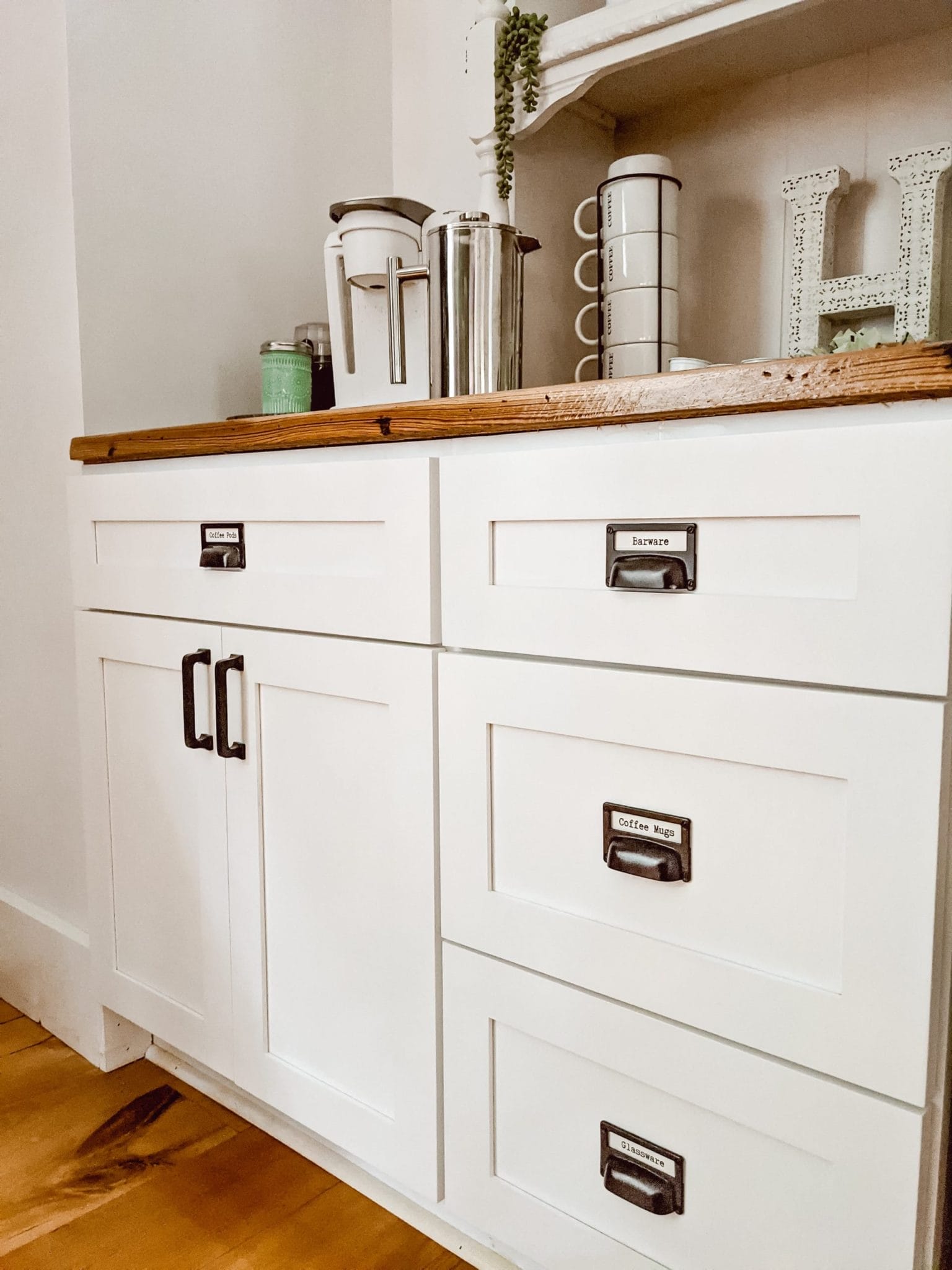 white shaker cabinets with black apothecary pulls