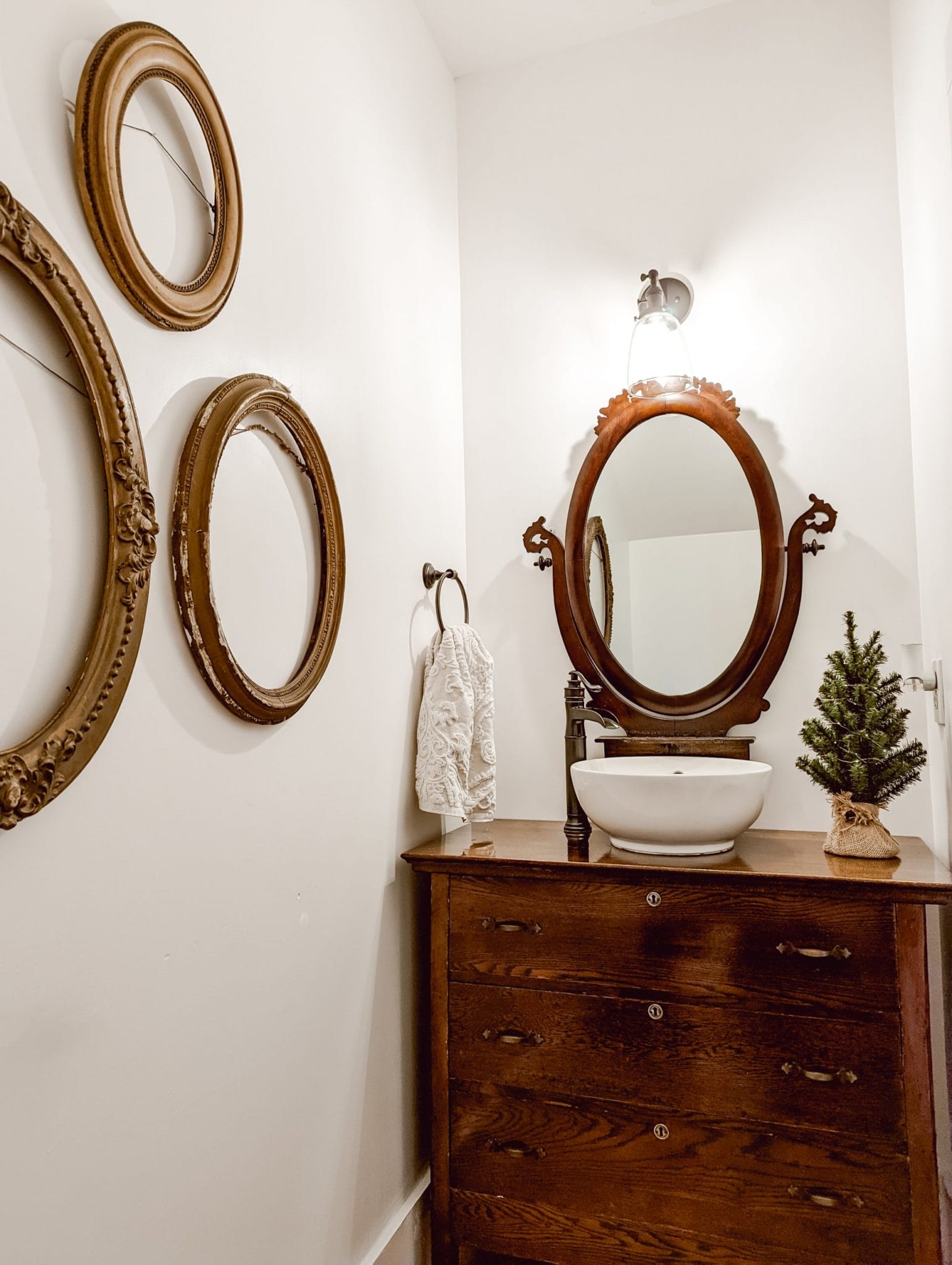 vintage cottage farmhouse powder room