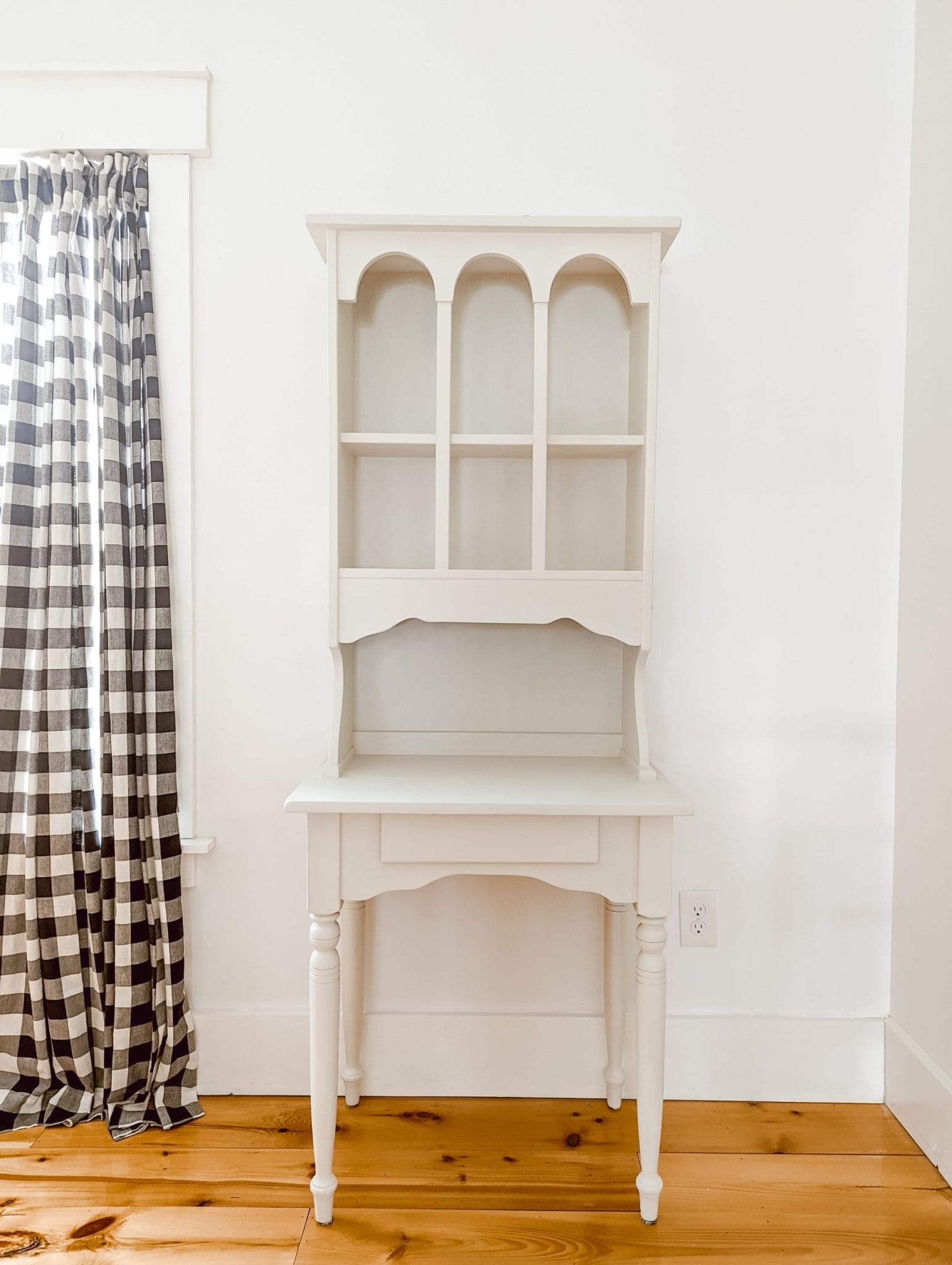 fusion mineral paint in the color raw silk painted with staalmeester paint brush