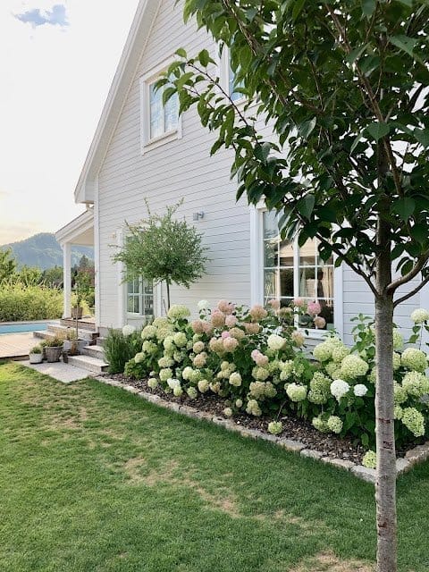 Simple Country Farmhouse Landscaping Ideas with Stone Flower Bed Edging ...